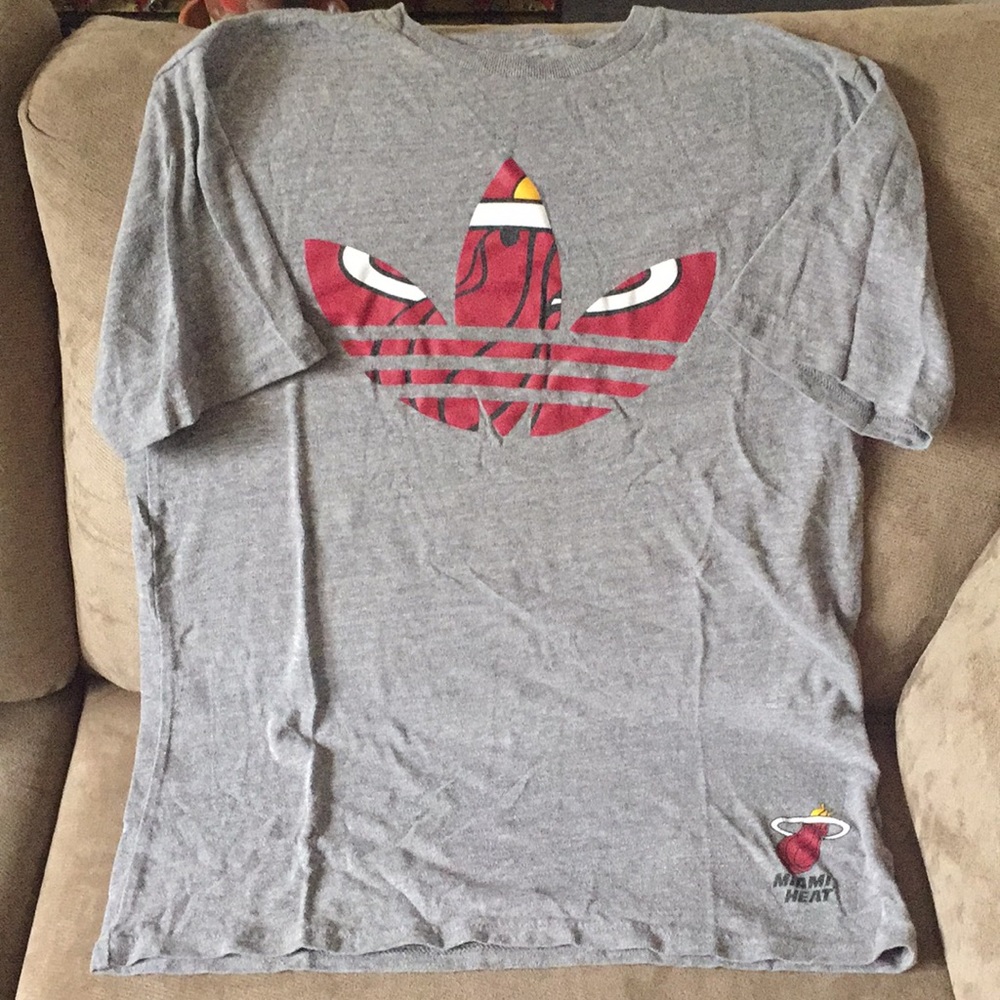 🪩ADIDAS-GUC men’s T-shirt size (SM)